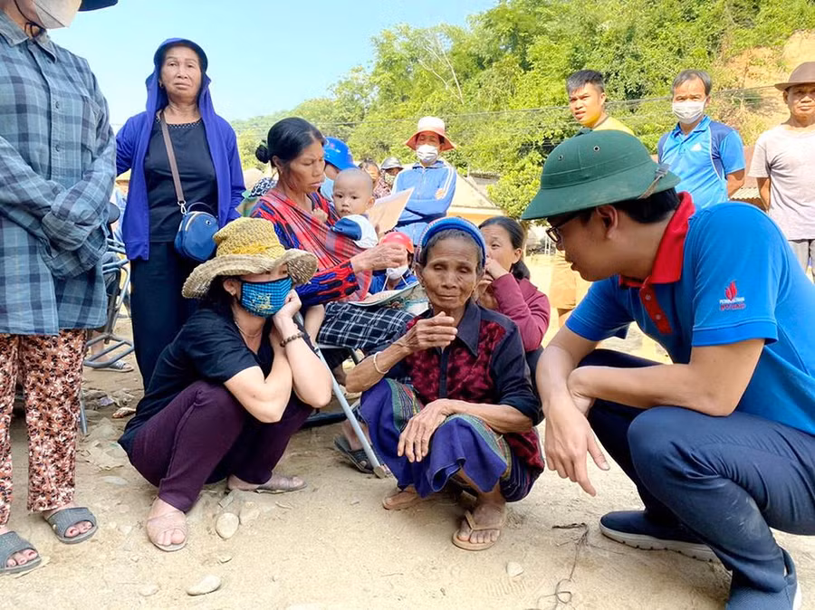 Ông Lê Hoài Bắc – Bí thư Đoàn Thanh niên PV GAS chia sẻ mất mát với bà con Kỳ Sơn, Nghệ An.