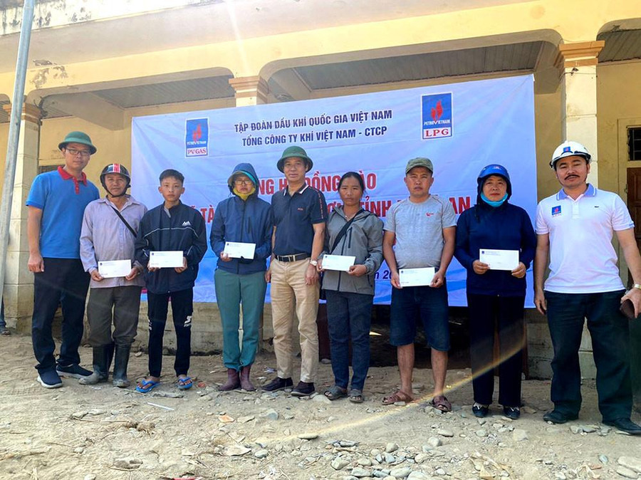 Đoàn công tác trao tặng hỗ trợ người dân bị trôi, sập đổ hoàn toàn nhà cửa Đoàn công tác trao tặng hỗ trợ người dân bị trôi, sập đổ hoàn toàn nhà cửa