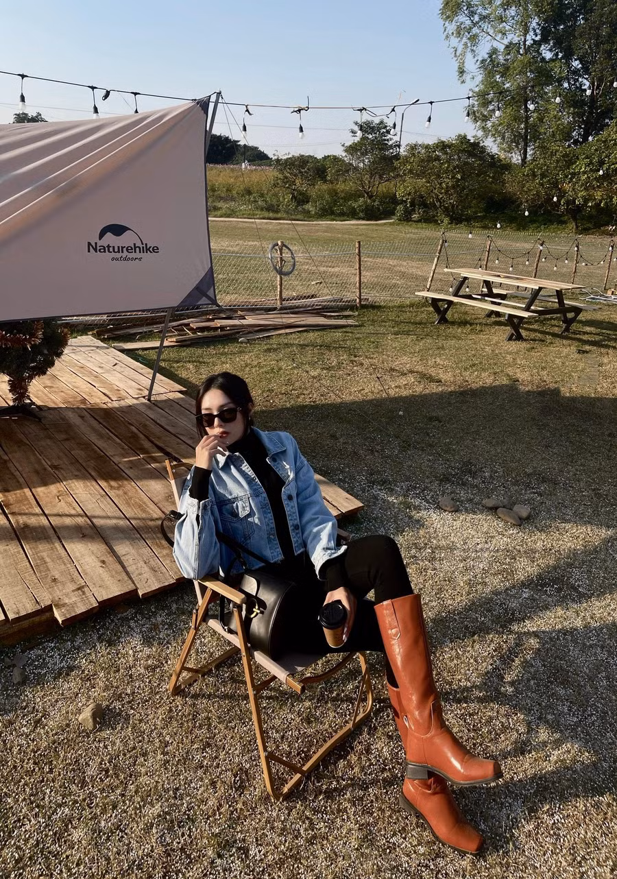 Nhan sắc và phong cách thời trang đời thường của mỹ nhân sinh năm 2000. Ảnh FBNV.