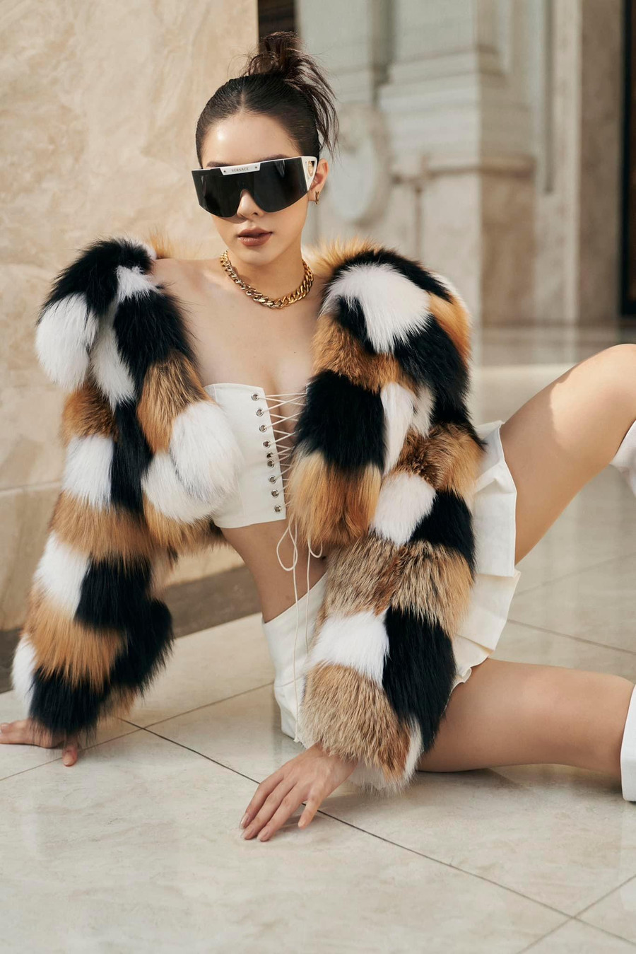 Mẫu đầm với những đường cut-out táo bạo giúp Miss Grand Thái Bình khoe vóc dáng nóng bỏng.