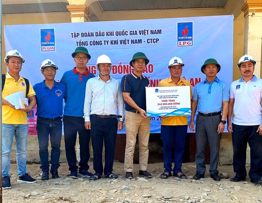 Đoàn công tác PV GAS trao chứng nhận ủng hộ vì Nghệ An.