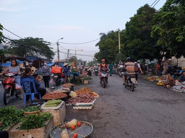 Chợ cóc tại đường Thiên Lôi, phường Vĩnh Niệm. Ảnh: T.G
