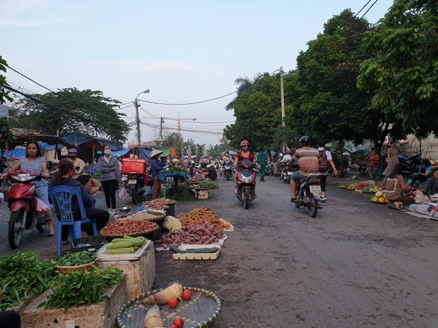 Chợ cóc tại đường Thiên Lôi, phường Vĩnh Niệm. Ảnh: T.G
