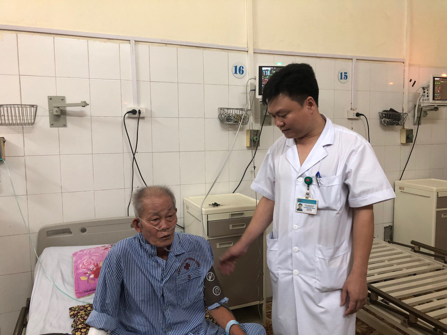 Bệnh nhân mắc bệnh phổi mạn tính đang được bác sĩ thăm khám.