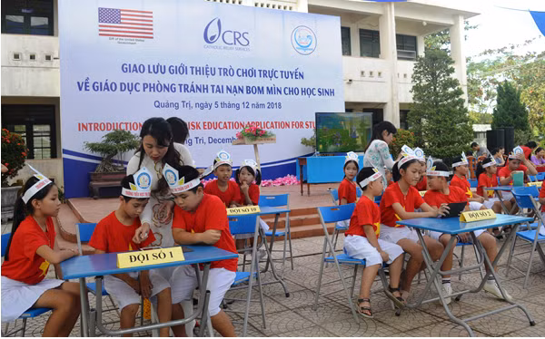 HS tiểu học Quảng Trị giao lưu tìm hiểu kĩ năng phòng tránh tai nạn bom mìn