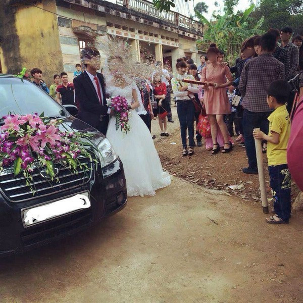 Đám cưới tan hoang, khách khứa hỗn loạn vì bị bắn pháo giấy, nhiều người thậm chí còn nghi "người yêu cũ" cô dâu tài trợ tiền pháo - Ảnh 5. Đám cưới tan hoang, khách khứa hỗn loạn vì bị bắn pháo giấy, nhiều người thậm chí còn nghi "người yêu cũ" cô dâu tài trợ tiền pháo - Ảnh 5.