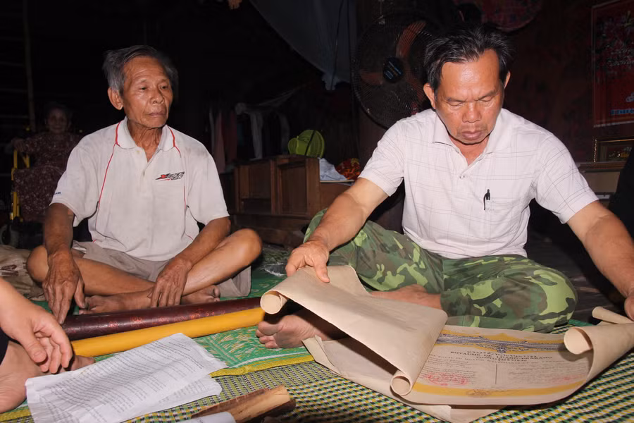 Anh em ông Lang Vi Nguyệt (con ông Năng) cùng các di dản quý của dòng họ. Ảnh: T.G.
