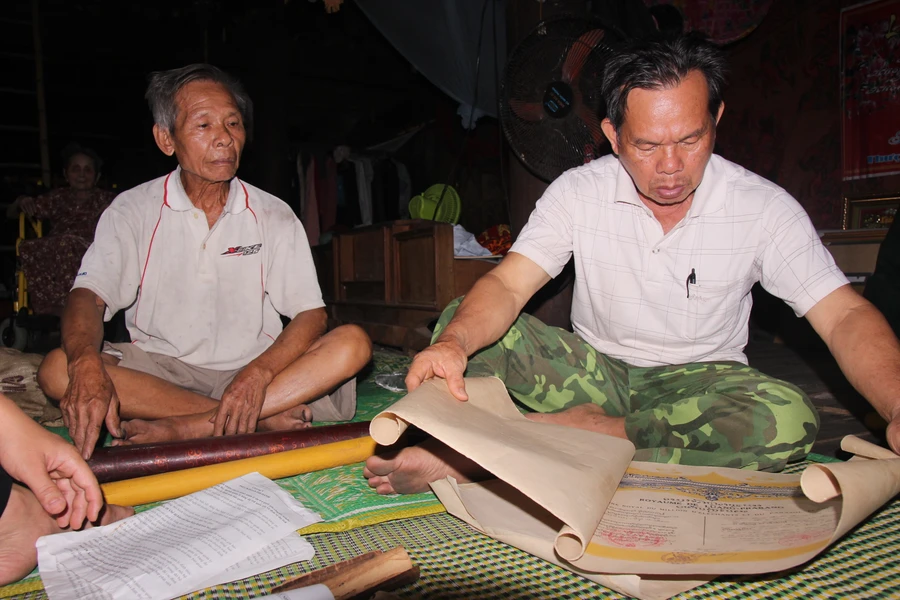 Anh em ông Lang Vi Nguyệt (con ông Năng) cùng các di dản quý của dòng họ. Ảnh: T.G.
