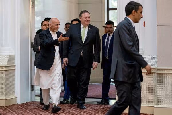 Phái đoàn Taliban tại Nhà Trắng. Ảnh: The New York Times