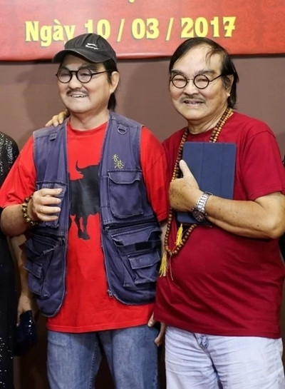 Thế Anh - diễn viên hào hoa của màn ảnh Việt ảnh 3 Thế Anh (phải) bên tượng sáp của ông tại Nhà tượng sáp Nghệ sĩ Việt năm 2017.