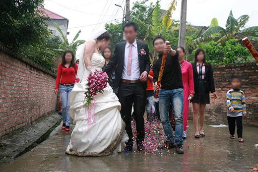 Đám cưới tan hoang, khách khứa hỗn loạn vì bị bắn pháo giấy, nhiều người thậm chí còn nghi "người yêu cũ" cô dâu tài trợ tiền pháo - Ảnh 4. Đám cưới tan hoang, khách khứa hỗn loạn vì bị bắn pháo giấy, nhiều người thậm chí còn nghi "người yêu cũ" cô dâu tài trợ tiền pháo - Ảnh 4.