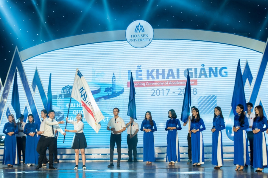 Sinh viên Trường Đại học Hoa Sen trao nhận cờ truyền thống cho nhau Sinh viên Trường Đại học Hoa Sen trao nhận cờ truyền thống cho nhau