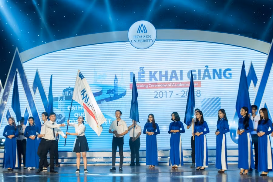 Sinh viên Trường Đại học Hoa Sen trao nhận cờ truyền thống cho nhau