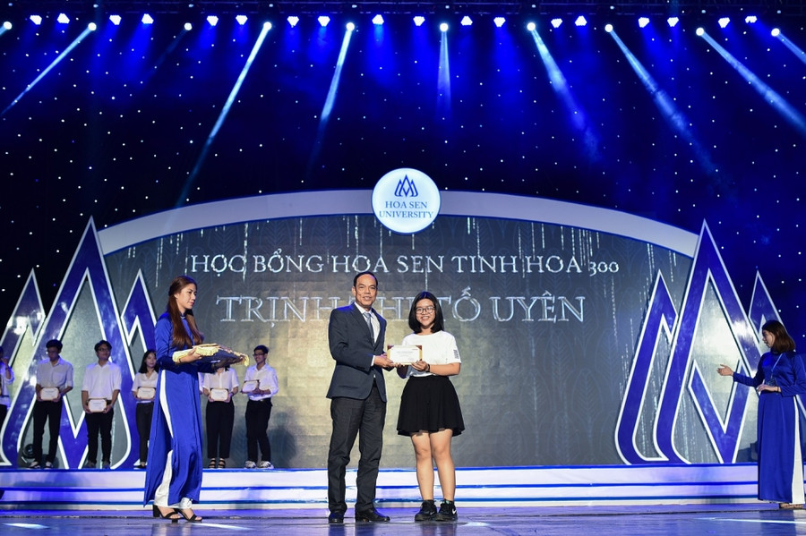 Ông Phạm Ngọc Thanh- Phó giám đốc Sở GD&ĐT TPHCM lên trao một suất học bổng tinh hoa 300 của Trường ĐH Hoa Sen cho một sinh viên Ông Phạm Ngọc Thanh- Phó giám đốc Sở GD&ĐT TPHCM lên trao một suất học bổng tinh hoa 300 của Trường ĐH Hoa Sen cho một sinh viên