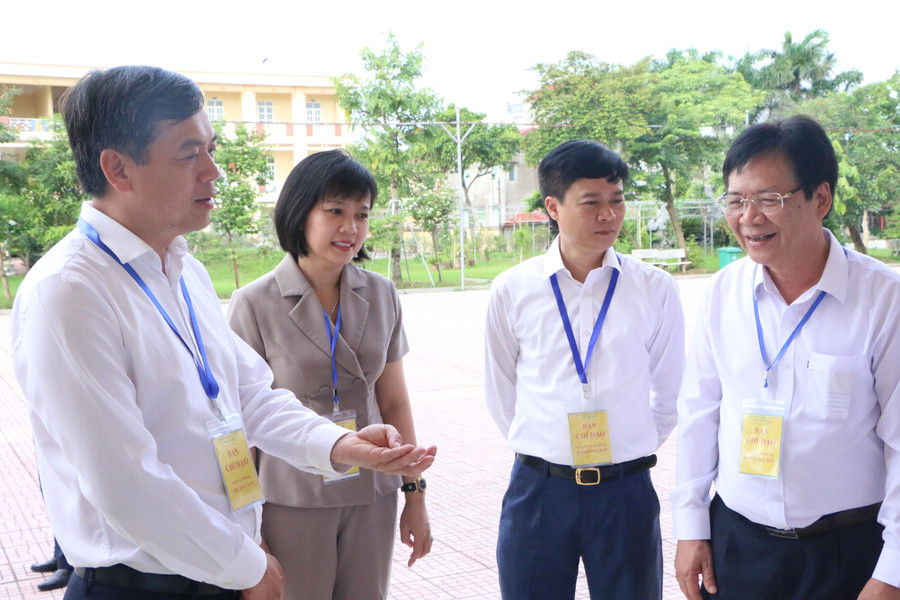 Với vai trò Chánh Văn phòng, bà Minh Nguyệt (thứ 2 từ trái sang) luôn thực hiện tốt nhiệm vụ của mình trong công tác tham mưu cho lãnh đạo Sở GD&ĐT Nam Định khi thực hiện các nhiệm vụ chính trị của ngành cũng như của địa phương. Với vai trò Chánh Văn phòng, bà Minh Nguyệt (thứ 2 từ trái sang) luôn thực hiện tốt nhiệm vụ của mình trong công tác tham mưu cho lãnh đạo Sở GD&ĐT Nam Định khi thực hiện các nhiệm vụ chính trị của ngành cũng như của địa phương.