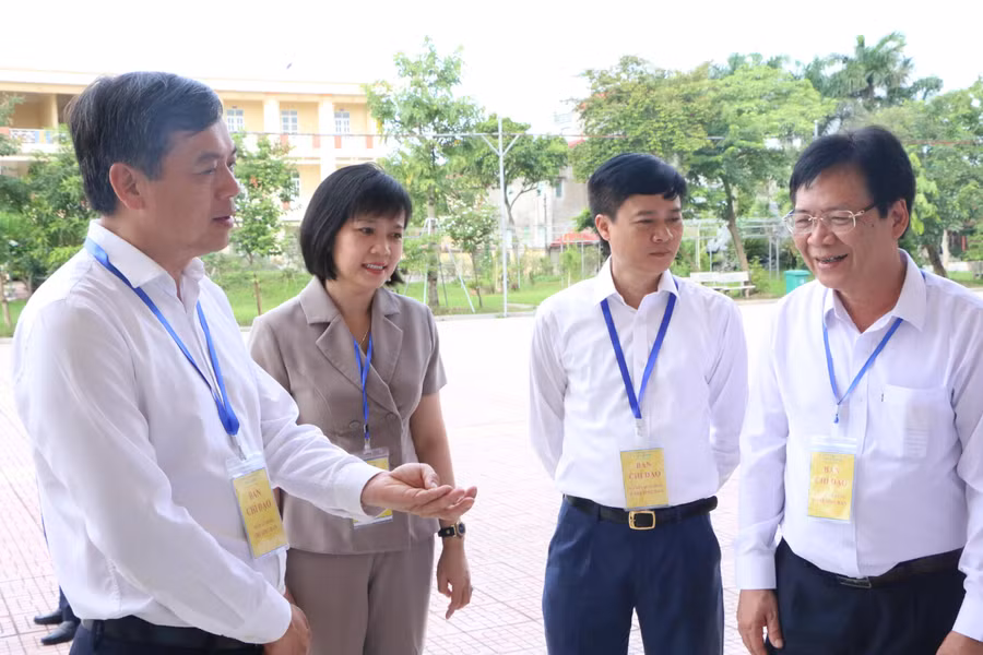 Với vai trò Chánh Văn phòng, bà Minh Nguyệt (thứ 2 từ trái sang) luôn thực hiện tốt nhiệm vụ của mình trong công tác tham mưu cho lãnh đạo Sở GD&amp;ĐT Nam Định khi thực hiện các nhiệm vụ chính trị của ngành cũng như của địa phương.