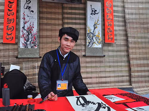 Hoàng Văn Thông được cấp thẻ ngồi cho chữ trong Hồ Văn khi mới 22 tuổi, đang là sinh viên ĐH Kiến trúc Hà Nội. Ảnh: Tư liệu