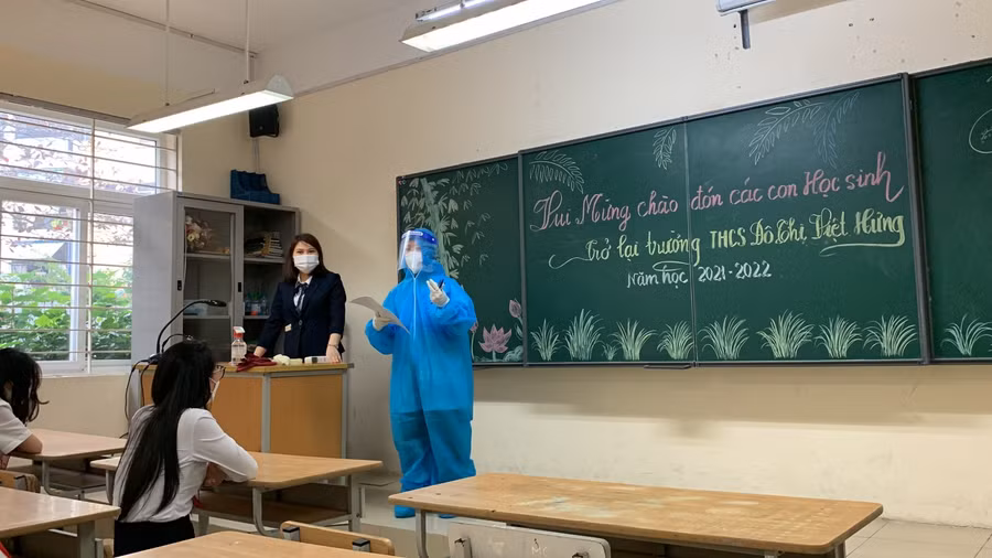 Cán bộ y tế hướng dẫn tại lớp.