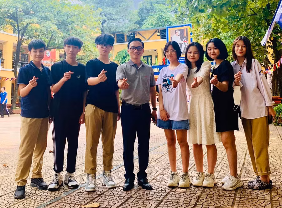 Thầy Nguyễn Cao Cường luôn động viên và có nhiều chia sẻ về bí quyết học tập cho các em học sinh.