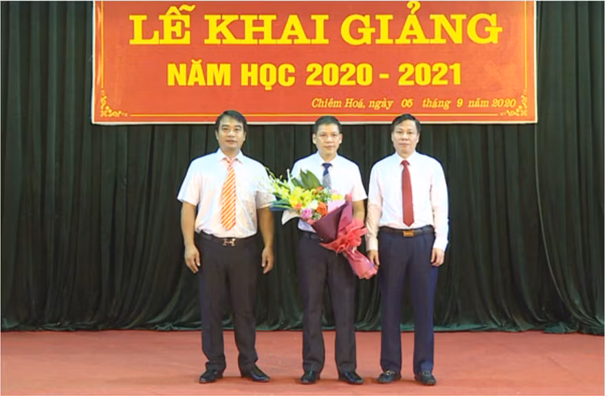 Đồng chí chủ tịch UBND huyện Nguyễn Tiến Dũng tặng hoa chúc mừng thầy và trò trường PTDT Nội Trú THCS huyện