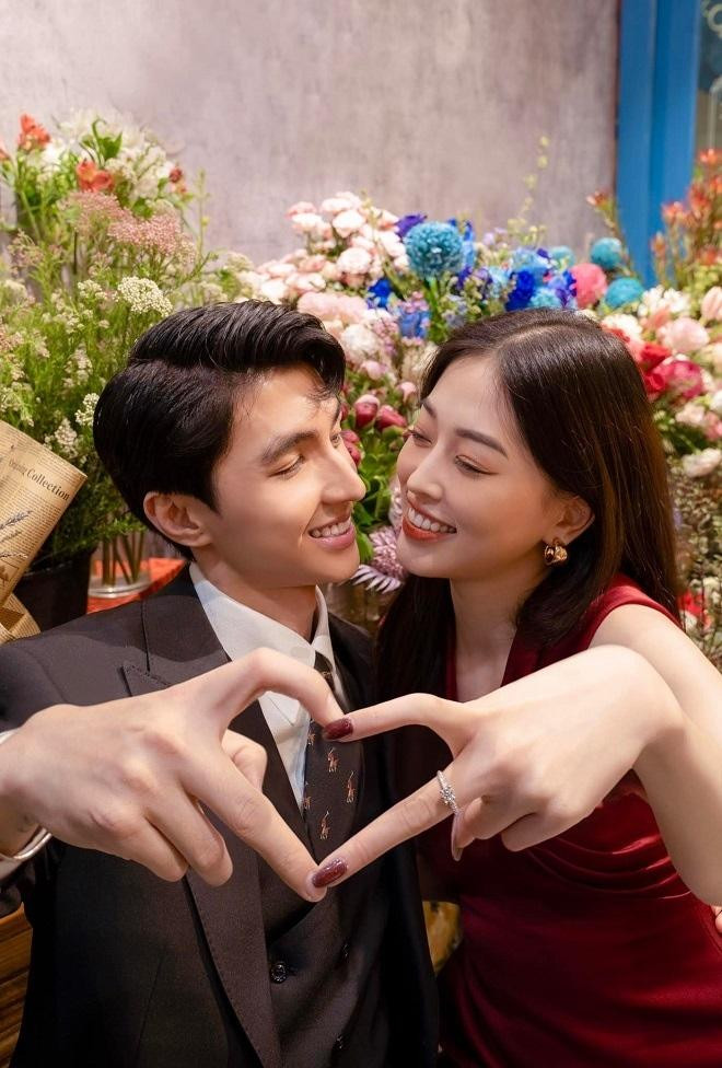 Bình An cầu hôn Phương Nga sau 4 năm yêu. Bình An cầu hôn Phương Nga sau 4 năm yêu.