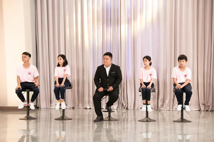 Thầy Huỳnh Quang Khải và học trò của lớp học tình thương Ngọc Việt. Thầy Huỳnh Quang Khải và học trò của lớp học tình thương Ngọc Việt.