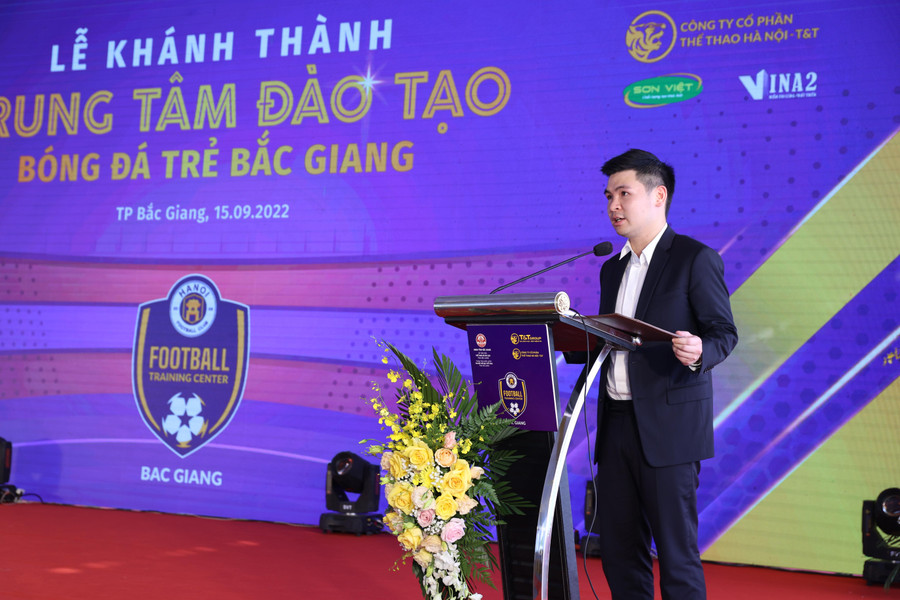 Ông Đỗ Vinh Quang - Phó Chủ tịch HĐQT, Phó Tổng Giám đốc Tập đoàn T&amp;T Group, Chủ tịch CLB bóng đá Hà Nội - phát biểu tại lễ khánh thành Trung tâm Đào tạo bóng đá trẻ Bắc Giang.