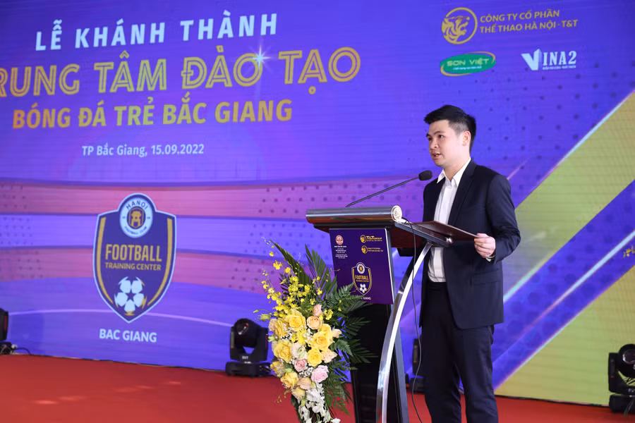 Ông Đỗ Vinh Quang - Phó Chủ tịch HĐQT, Phó Tổng Giám đốc Tập đoàn T&amp;T Group, Chủ tịch CLB bóng đá Hà Nội - phát biểu tại lễ khánh thành Trung tâm Đào tạo bóng đá trẻ Bắc Giang.