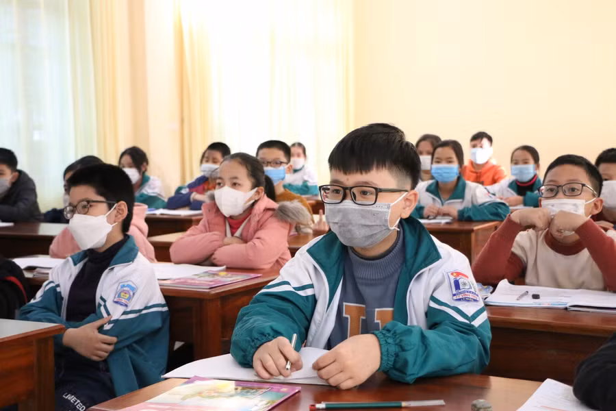 Học sinh Trường THCS thị trấn Vĩnh Trụ, huyện Lý Nhân tranh thủ "thời gian vàng" học trên lớp để tiếp thu các kiến thức cốt lõi theo yêu cầu. 