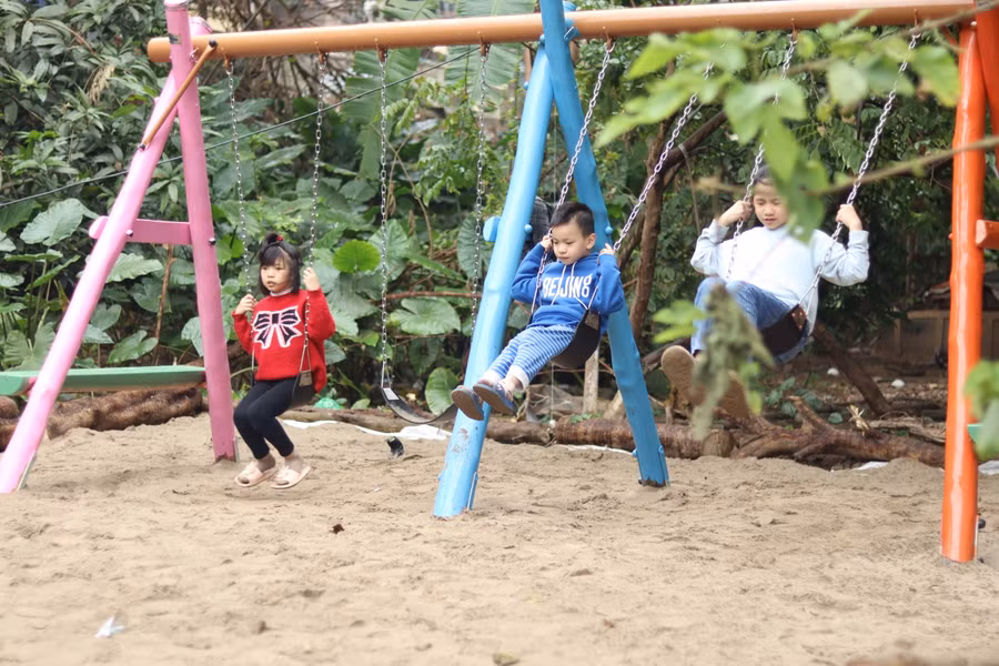 Từ một bãi rác ô nhiễm quanh năm giờ đã "lột xác" thành không gian xanh và khu vui chơi cho trẻ em khiến nhân dân rất vui mừng.