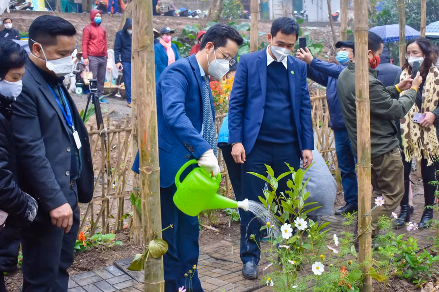 Lãnh đạo quận Hoàn Kiếm đánh giá cao thành công của dự án khi từ một bãi rác thải ô nhiễm nay đã trở thành một không gian xanh, giúp môi trường nơi đây được cải thiện rõ rệt.