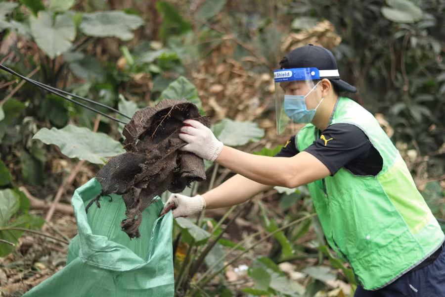 Rác thải được thu gom, phân loại và di chuyển khỏi bãi rác.