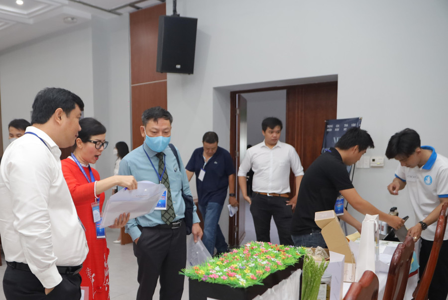 Ban tổ chức xem ý tưởng khởi nghiệp từ một dự án của sinh viên.