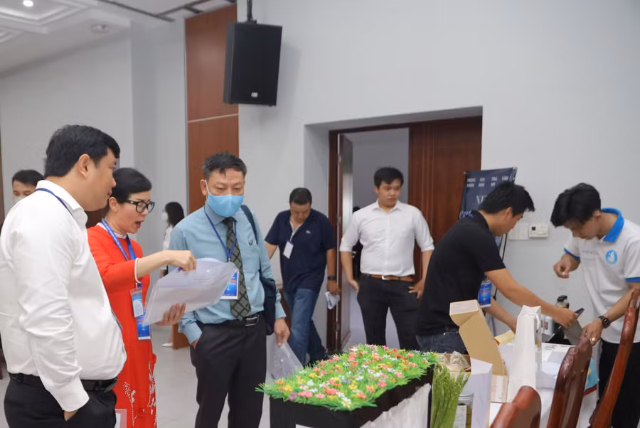 Ban tổ chức xem ý tưởng khởi nghiệp từ một dự án của sinh viên.