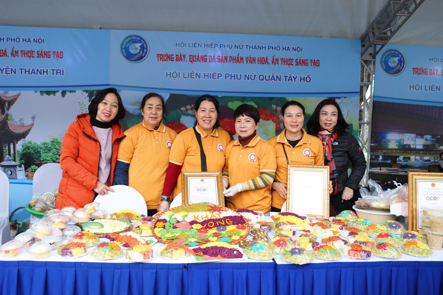 Gian trưng bày của làng xôi Phú Thượng, quận Tây Hồ với đa dạng các sản phẩm xôi. Gian trưng bày của làng xôi Phú Thượng, quận Tây Hồ với đa dạng các sản phẩm xôi.