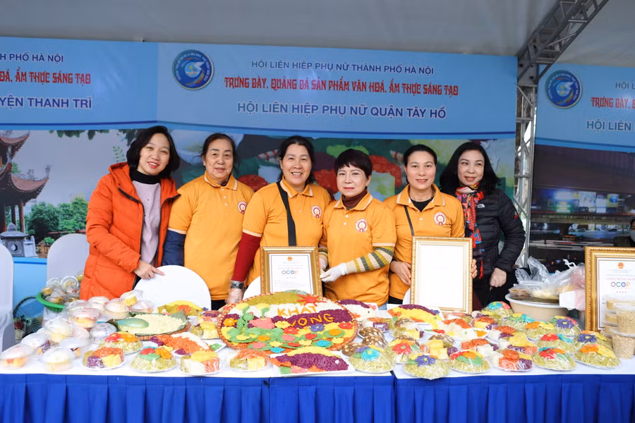 Gian trưng bày của làng xôi Phú Thượng, quận Tây Hồ với đa dạng các sản phẩm xôi.