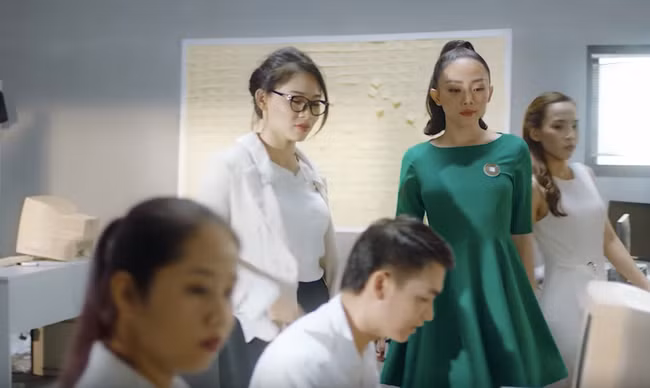 Tóc Tiên ăn mặc thường thường, làm gái công sở ngoan hiền vẫn đẹp khí chất - Ảnh 3.