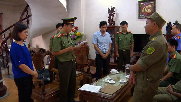 Cơ quan an ninh điều tra đọc quyết định khởi tố ông Đặng Hữu Thủy - phó hiệu trưởng Trường THPT Tô Hiệu, ủy viên tổ chấm thi trắc nghiệm, trong vụ gian lận điểm thi THPT quốc gia năm 2018 tại tỉnh Sơn La - Ảnh: Cơ quan an ninh Cơ quan an ninh điều tra đọc quyết định khởi tố ông Đặng Hữu Thủy - phó hiệu trưởng Trường THPT Tô Hiệu, ủy viên tổ chấm thi trắc nghiệm, trong vụ gian lận điểm thi THPT quốc gia năm 2018 tại tỉnh Sơn La - Ảnh: Cơ quan an ninh