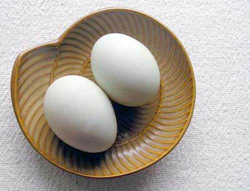 Luộc trứng gà, lăn qua lăn lại trên mặt và chờ xem điều bất ngờ xảy ra ảnh 1 luoc trung ga len, lan qua lan lai tren mat va cho xem dieu bat ngo gi xay ra - 1