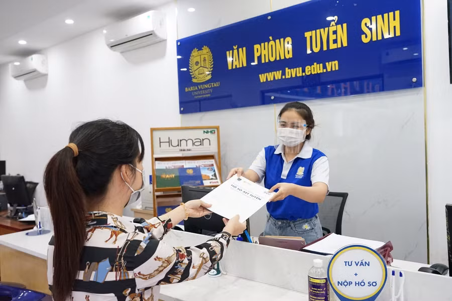 Thí sinh nộp hồ sơ xét tuyển học bạ trong giai đoạn trước khi giãn cách