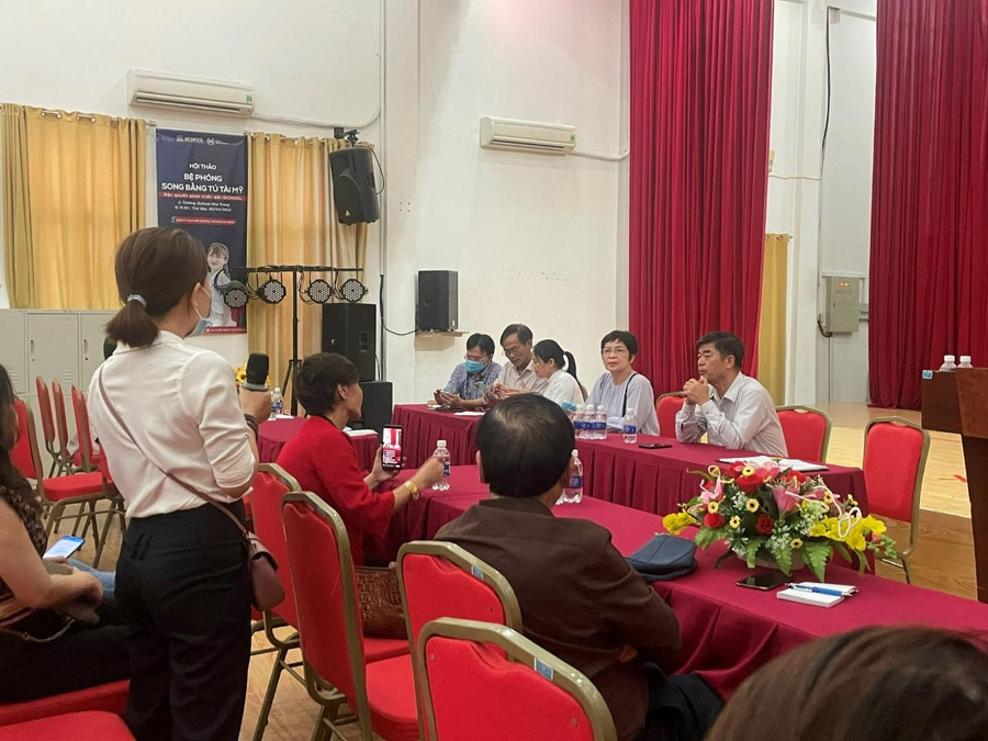 Phụ huynh tham vấn các giáo sư – bác sĩ về việc chăm sóc sức khỏe cho con em do trường iSchool Nha Trang tổ chức ngày 21/11. Phụ huynh tham vấn các giáo sư – bác sĩ về việc chăm sóc sức khỏe cho con em do trường iSchool Nha Trang tổ chức ngày 21/11.