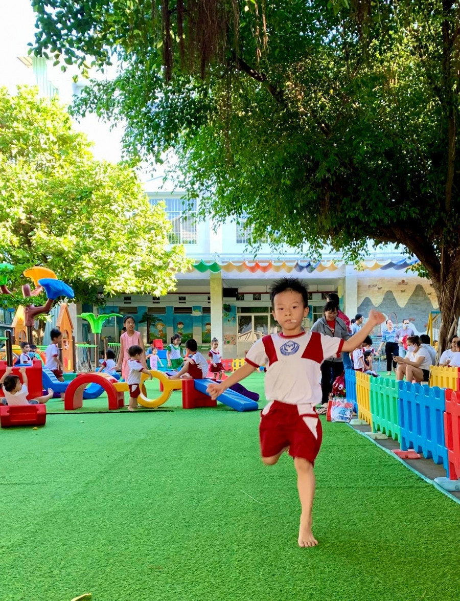 Trẻ mầm non cần được chăm sóc trong môi trường thoáng mát, an toàn để tránh những rủi ro, tai nạn Trẻ mầm non cần được chăm sóc trong môi trường thoáng mát, an toàn để tránh những rủi ro, tai nạn
