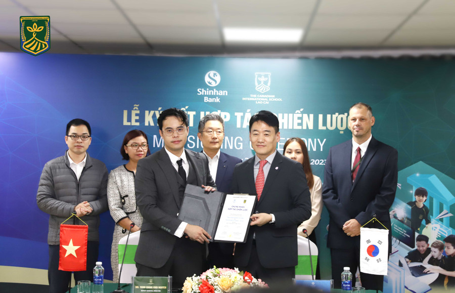 Trao thỏa thuận hợp tác chiến lược giữa hai bên.