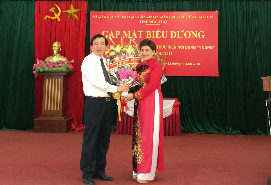 Giám đốc Sở GD&ĐT Phú Thọ Nguyễn Minh Tường tặng hoa chúc mừng Hội Cựu giáo chức