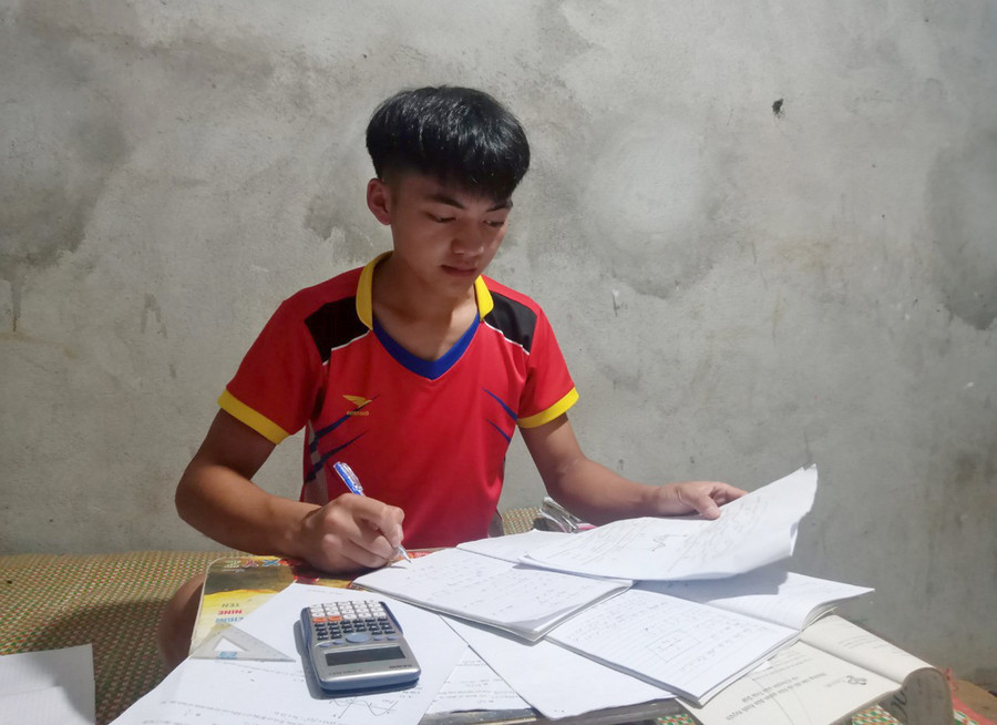 Thao Dính Pó ôn luyện trước ngày &quot;vượt vũ môn&quot; thi tốt nghiệp THPT. Ảnh: LT.