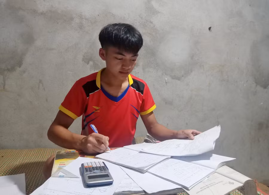 Thao Dính Pó ôn luyện trước ngày "vượt vũ môn" thi tốt nghiệp THPT. Ảnh: LT.