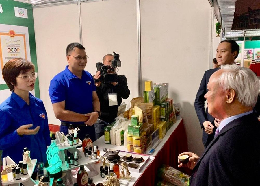 Anh Lường Đình Hùng (đứng giữa) đang giới thiệu sản phẩm tới các đại biểu tại triển lãm con đường thanh niên. Anh Lường Đình Hùng (đứng giữa) đang giới thiệu sản phẩm tới các đại biểu tại triển lãm con đường thanh niên.