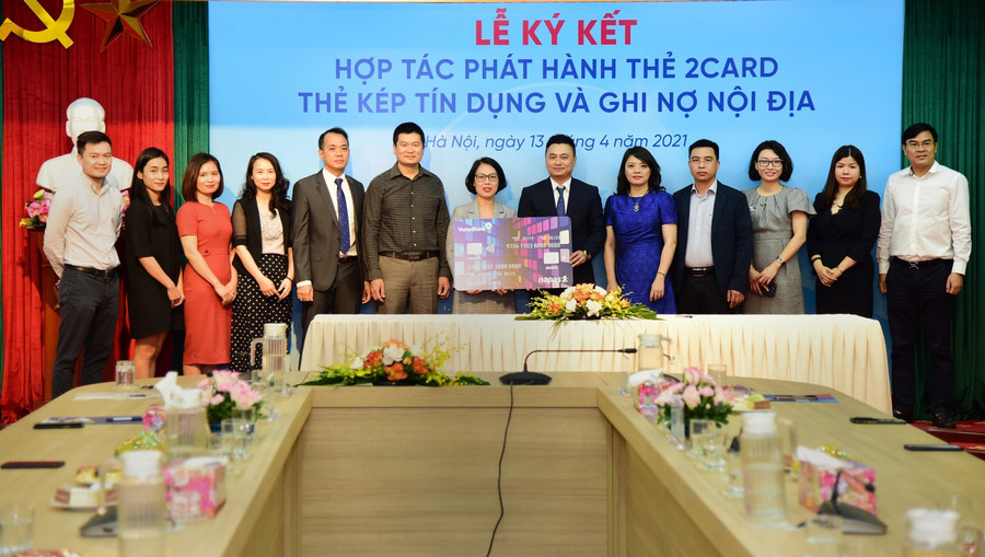 Đại diện VietinBank và NAPAS giới thiệu phôi mẫu thẻ 2Card Đại diện VietinBank và NAPAS giới thiệu phôi mẫu thẻ 2Card