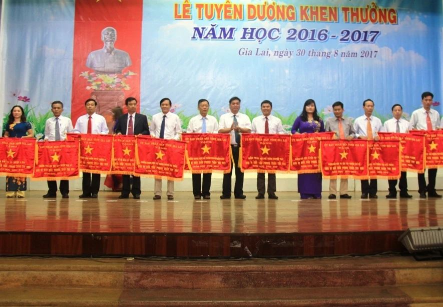 Lễ tuyên dương khen thưởng năm học 2016-2017