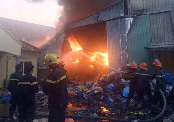 Cháy dữ dội tại kho chứa nhựa trong KCN ở Hưng Yên